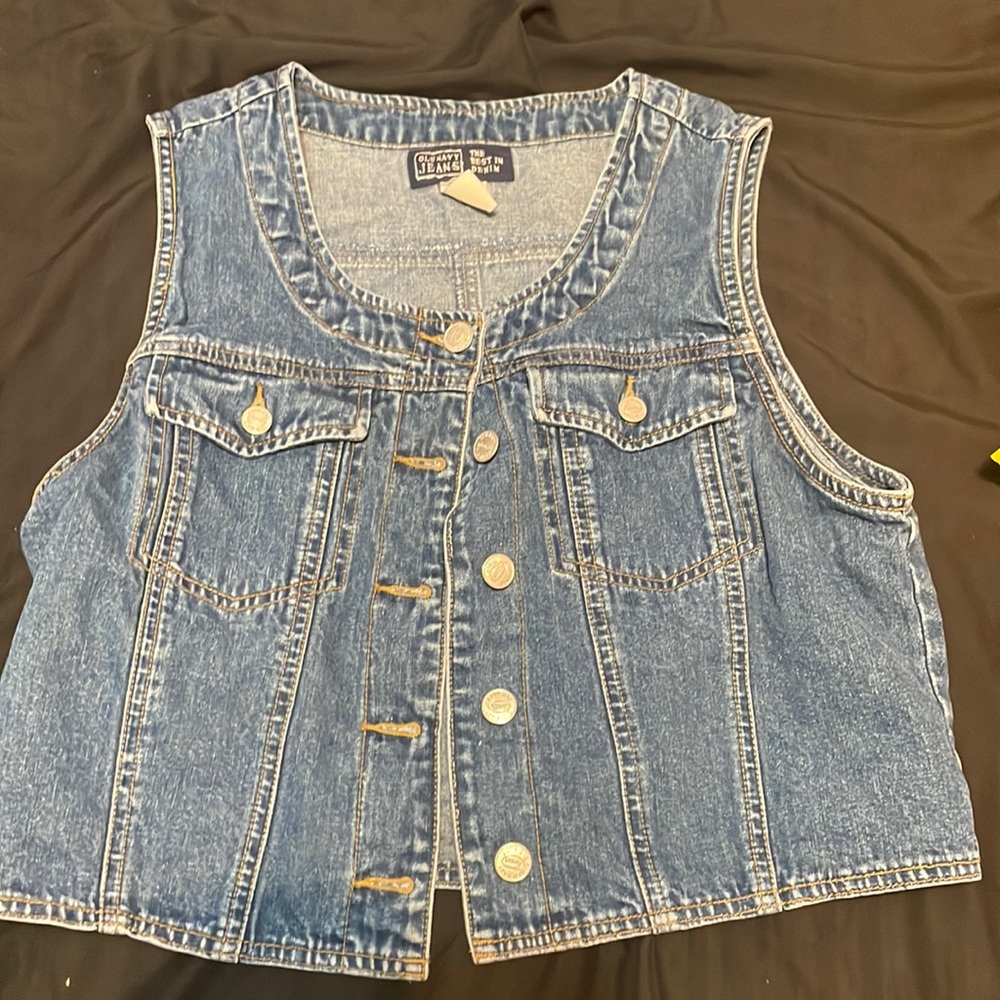 I’m selling an OLD NAVY no sleeve jean jacket